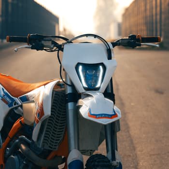 Czy warto zamontować światła LED w motocyklu? Omawiamy przepisy i zalety reflektorów LED